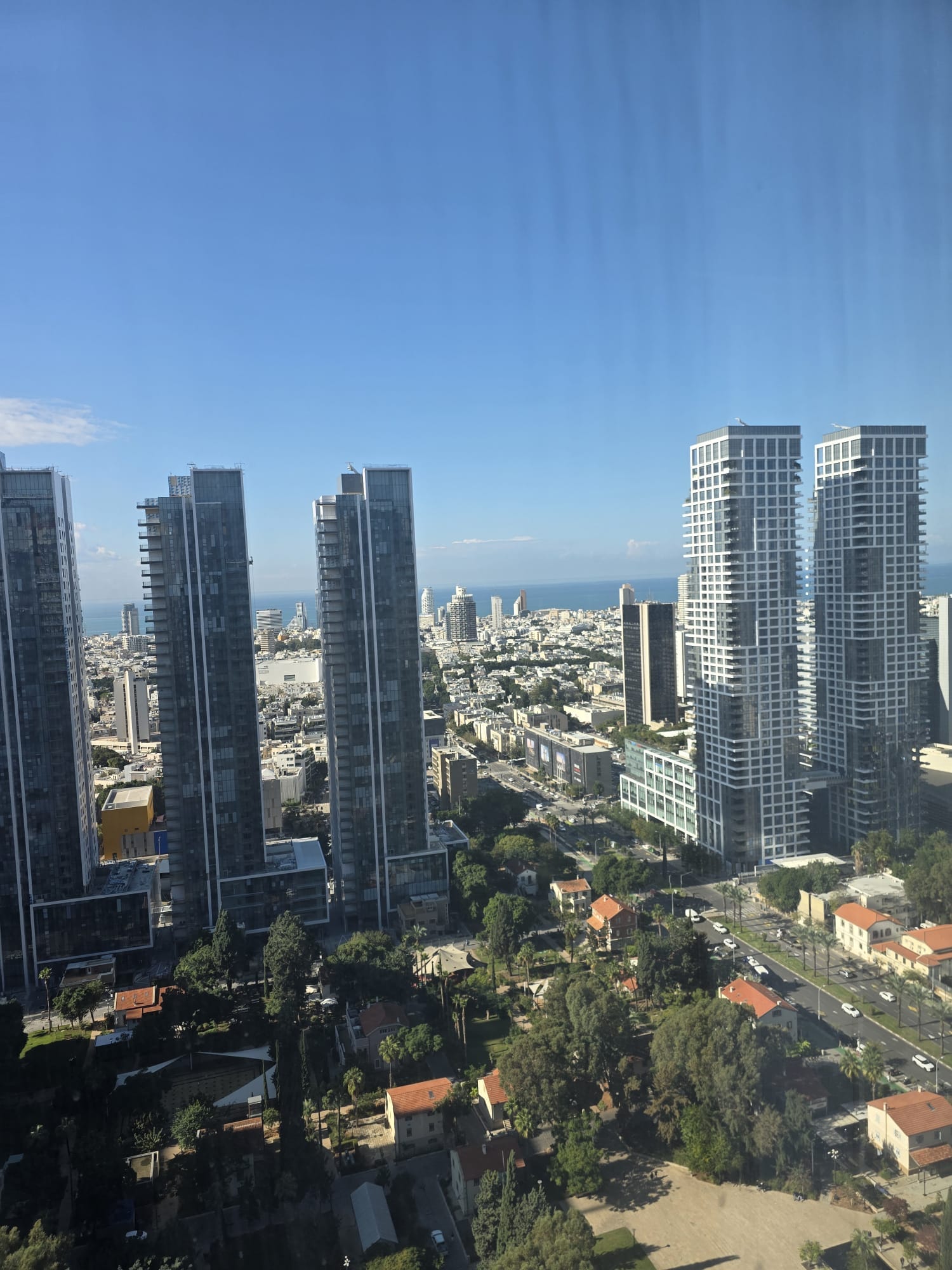 נוף מקומה גבוהה במגדלי הארבעה בשרונה לעבר תל אביב והים
